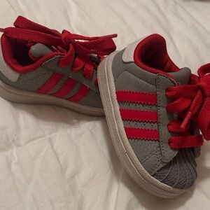 Adidas Kids Sneakers in Gray and Red for Baby!
